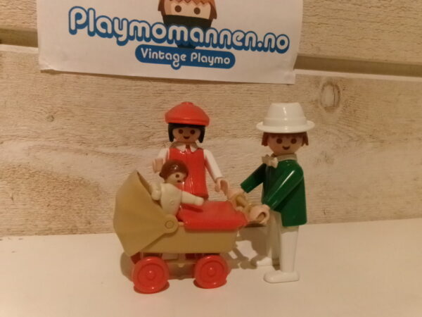 3592 - Familie med barnevogn